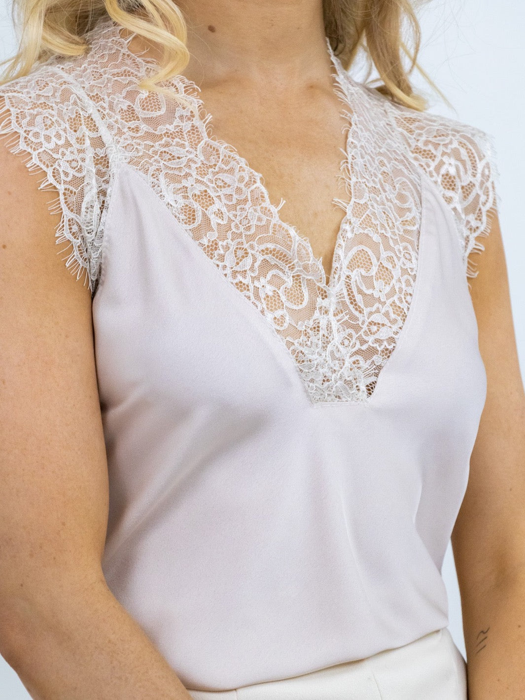 Kate & Pippa Lauren Lace Cami Top In Champagne-Kate & Pippa